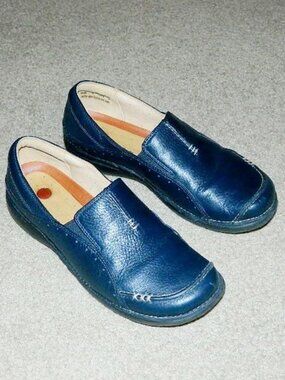 Women's CLARKS Structured Loafers Size 8 Medium Navy Blue Leather Slip-Ons